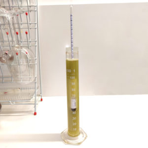 Probeta de mosto de Chardonnay con mostómetro